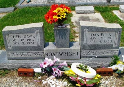 Daniel Nicholas and Ruth Bradford Davis Boatwright Gravestone