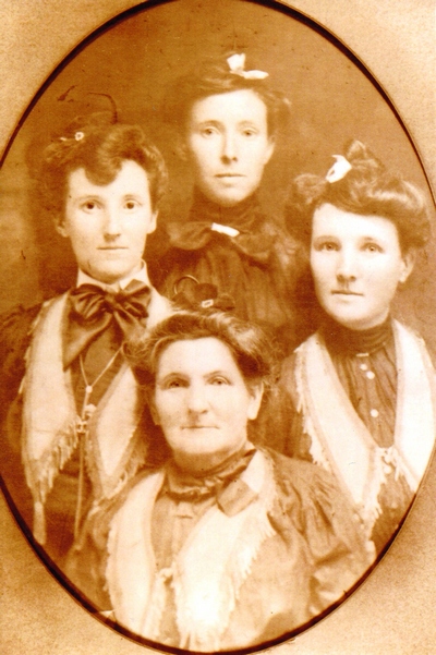 Mary Jane Stewart Boatwright and her 3 daughters, (left to right) Emma, Lula, Myrtle 