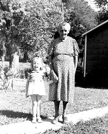Minnie Evelyn Sweazea Boatwright and granddaughter